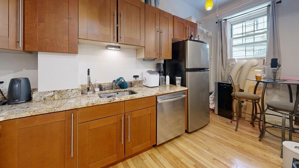 Primary Photo - 116 Riverway