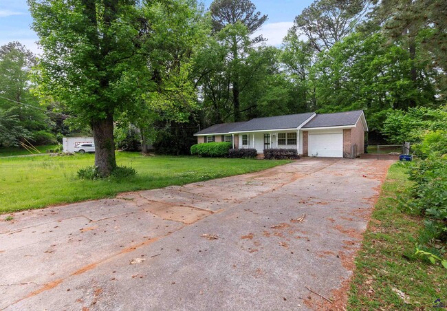 Building Photo - 846 S Forest Lake Dr