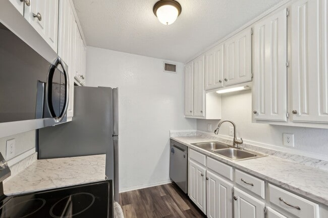 Building Photo - 1214 Baylor Ave