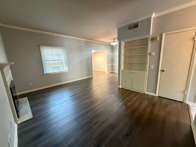 Building Photo - End unit townhouse in South Park