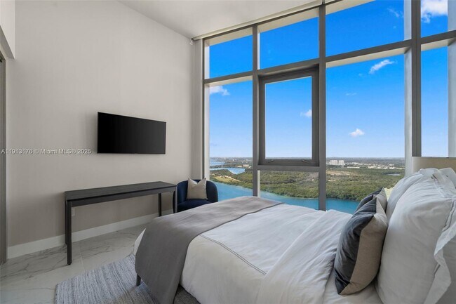 Building Photo - 15701 Collins Ave