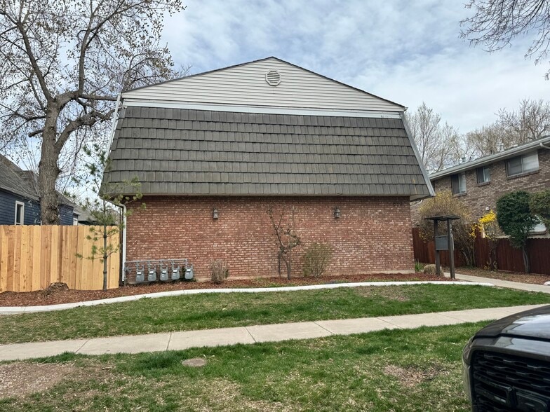 Building Photo - 979 S Lake St