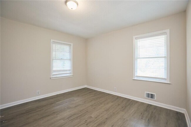 Building Photo - 2058 River Rd