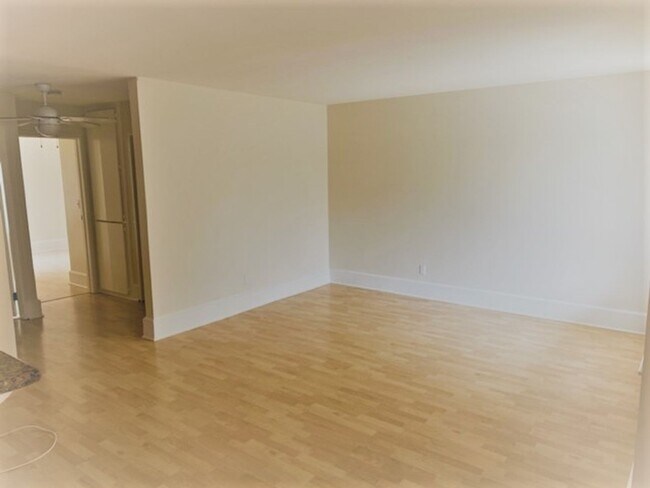 Building Photo - Vacant and Ready, Del Mar Bluffs, West of I-5, Minutes to Beaches and Del Mar