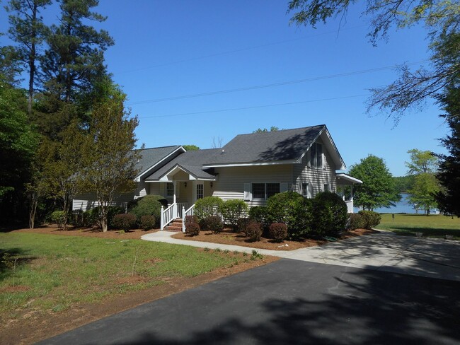 Primary Photo - Lake Front 2-Bedroom Home on Beautiful Lak...