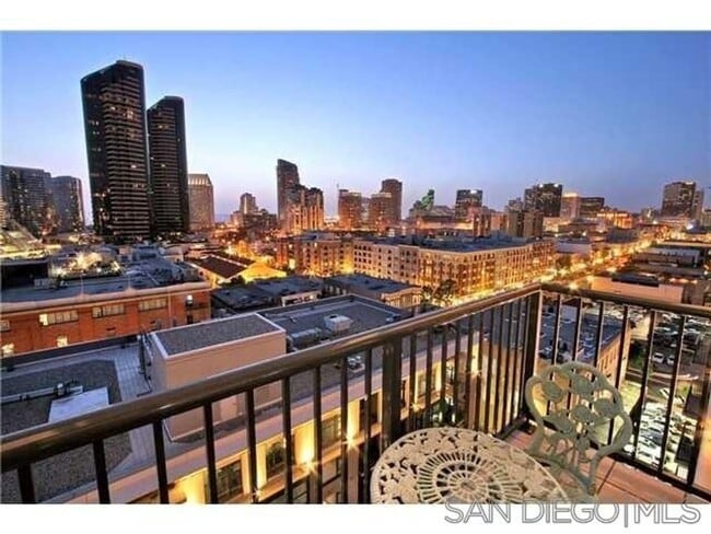 Downtown 1-Bed plus Loft 1bath 1 parking - Steps to Petco Park - Downtown  1-Bed plus Loft 1bath 1 parking - Steps to Petco Park