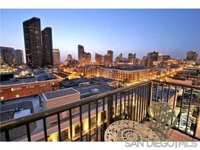 Building Photo - Downtown  1-Bed plus Loft 1bath 1 parking ...
