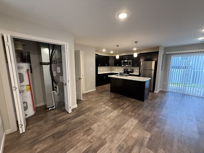 Building Photo - 408 Creekview Dr