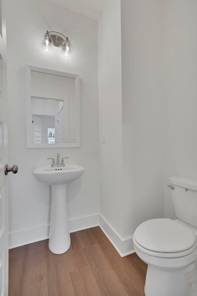 Building Photo - Spacious 3 Bedroom House with Primary Suite on Main Level