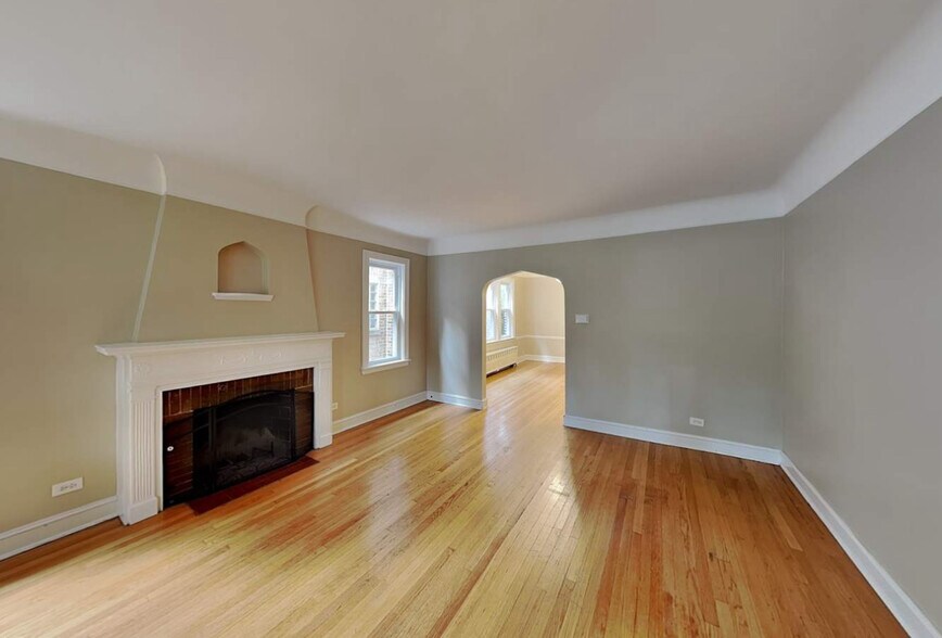 Building Photo - 4827 W Hirsch St