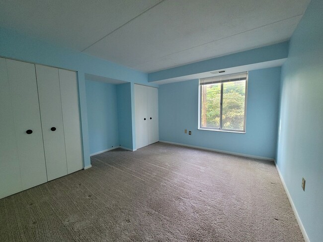 Building Photo - 2 Bedroom Condo - Greentree - Many Ameniti...