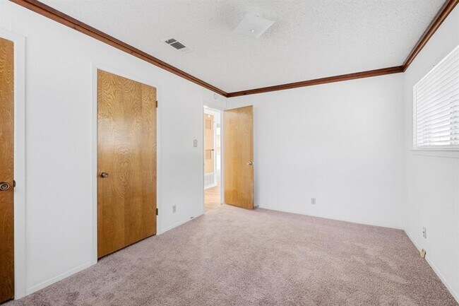 Building Photo - 10604 School House Ln