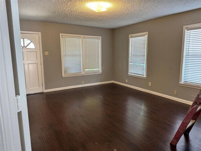 Building Photo - 5617 Eskridge St
