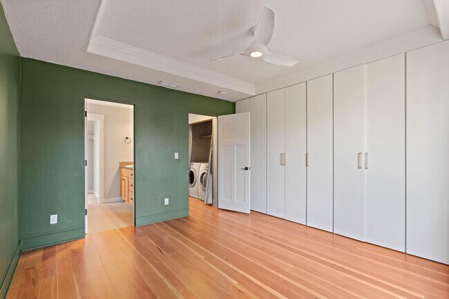 Building Photo - Beautiful 3-bdrm/2.5-bath contemporary craft home w/ lots of character. A/C, fireplace, fenced ba...