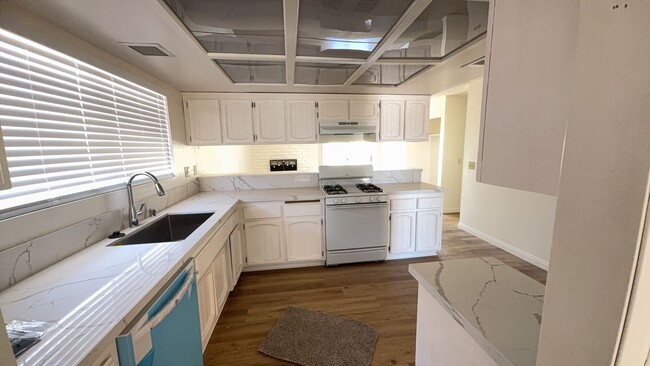 Building Photo - 3 BEDROOM VICTORVILLE HOME