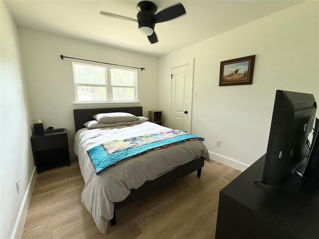 Building Photo - 4404 Sarasota Dr