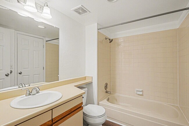 Building Photo - Ground Level Condo! 1 Bed 1 Bath In Littleton!