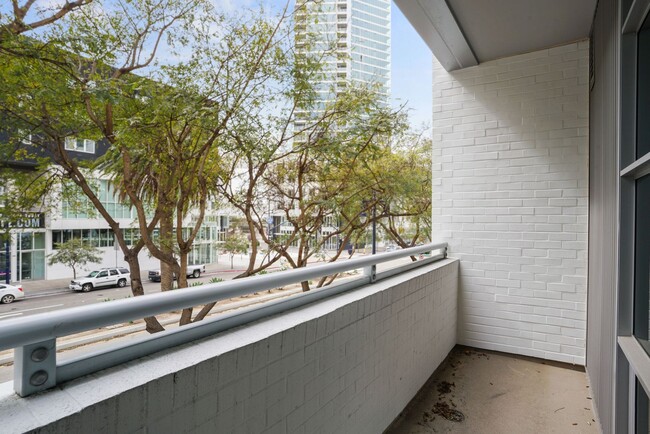 Building Photo - Gorgeous open, supersized 1/BR features a ...