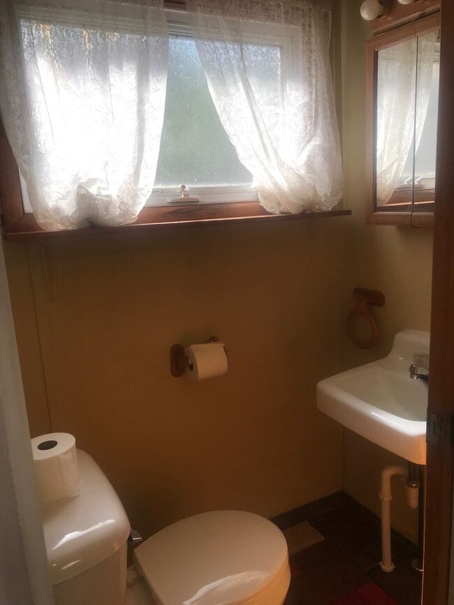 Building Photo - 3 bedroom 1.5 bathroom