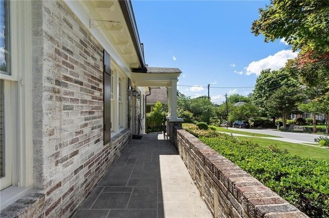 Building Photo - 663 Yorkshire Rd NE