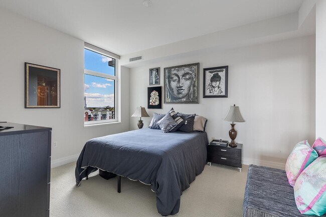 Building Photo - 8220 Crestwood Heights Dr