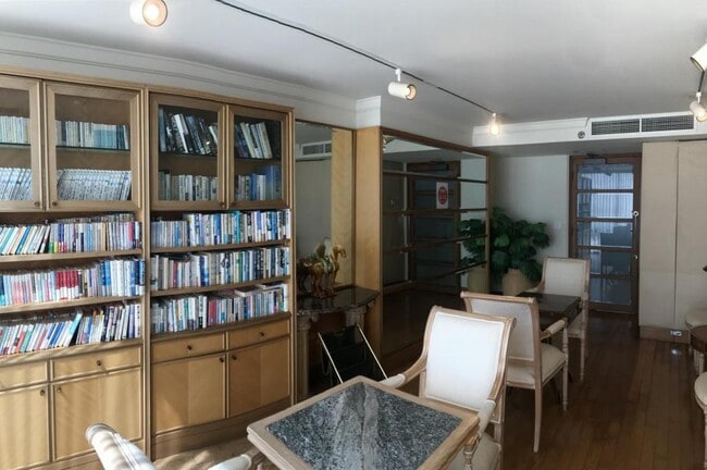 Building Photo - 1341 Kapiolani Blvd