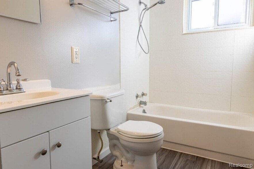 Building Photo - 2202 Isabell Ave