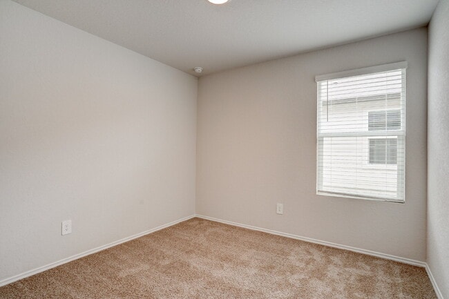 Building Photo - "Charming 3-Bedroom Oasis on Roanwood Drive with 2 Full Baths – Your Spacious Retreat Awaits in S...