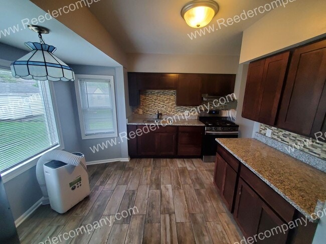 Building Photo - 2 bedroom house