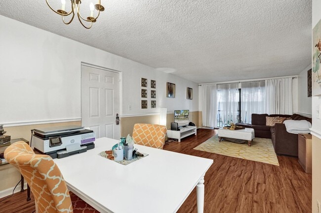 Building Photo - 9840 Pineapple Tree Dr