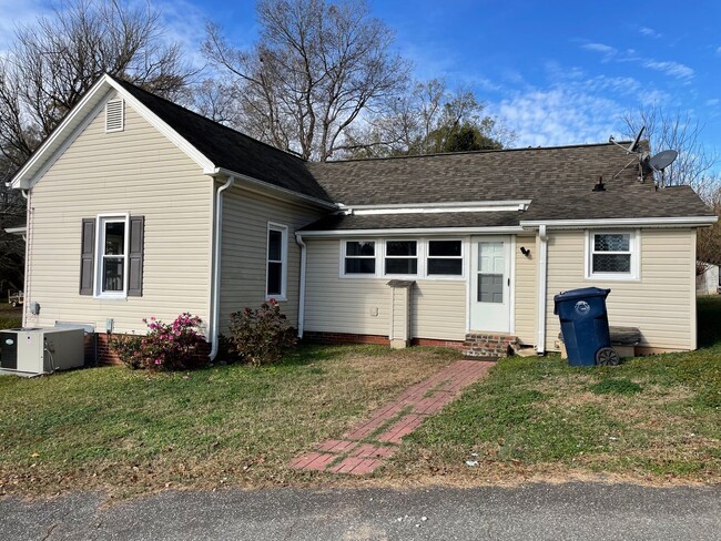 Building Photo - 2 bed 1 bath home in Randleman!