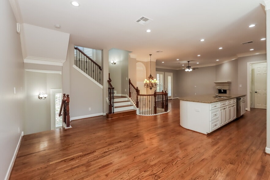 Building Photo - 1829 Oakdale St