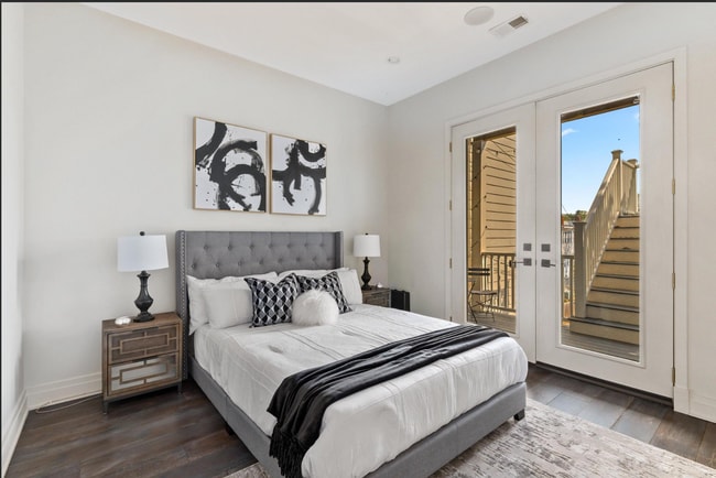 Building Photo - Beautiful 2 bed 2 bath plus den- Parking!!...