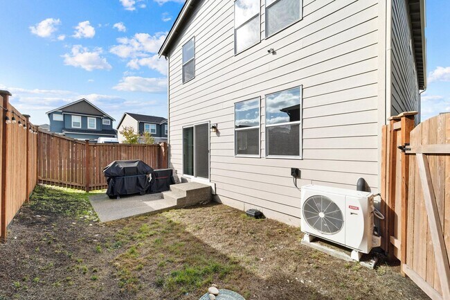 Building Photo - Beautiful Home in Puyallup