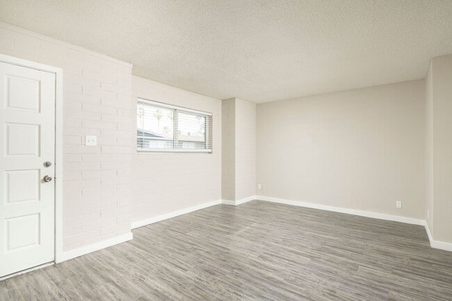 Building Photo - Oasis