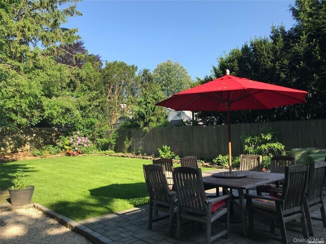 Building Photo - 39 W 7th St