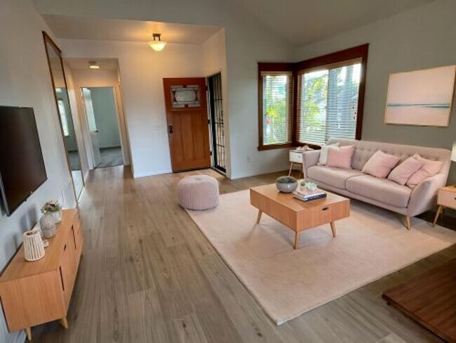 Building Photo - 2 bed 2 bath single family residence. AVAILABLE 5/16