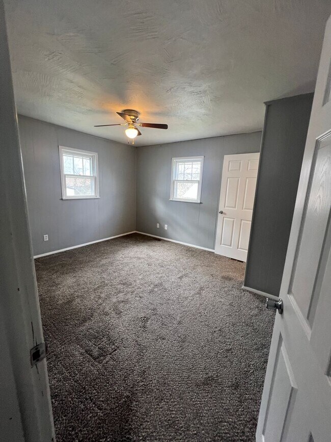 Building Photo - 3 bedroom and 1.5 bathroom house
