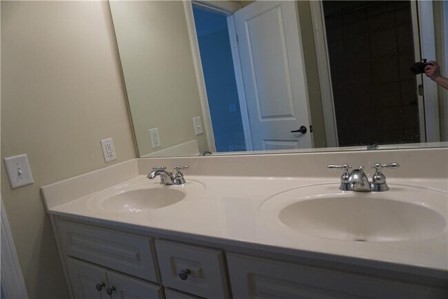 Building Photo - 2597 Stone Manor Dr NE