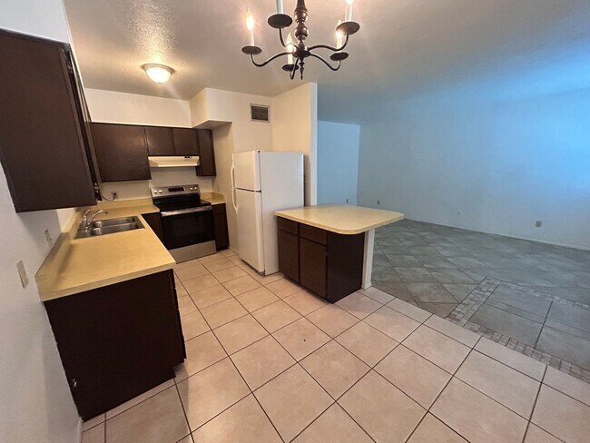 Building Photo - 2 bedroom 1 bath unit with laundry room, enclosed yard and carport.