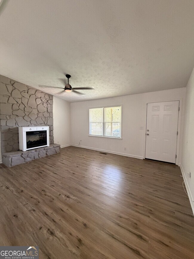 Building Photo - 640 Valerie Cir