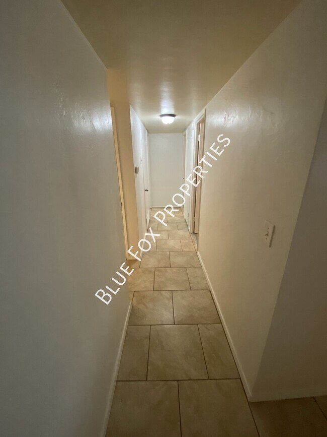 Building Photo - 3807 E Dover Stravenue