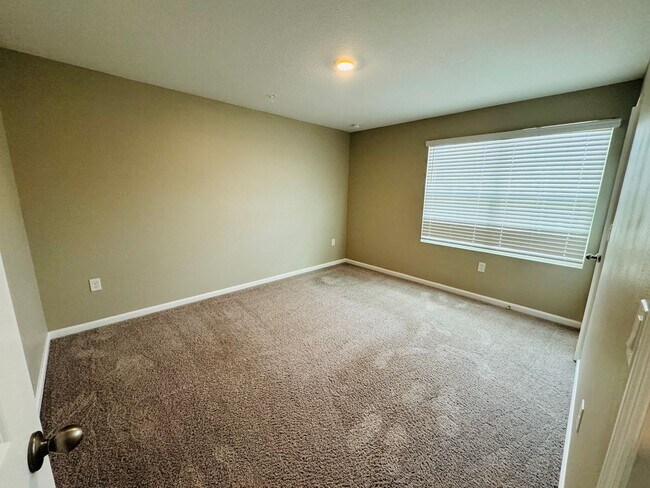 Building Photo - Spacious 4 Bedroom/3 Bath (larger sq.feet ...