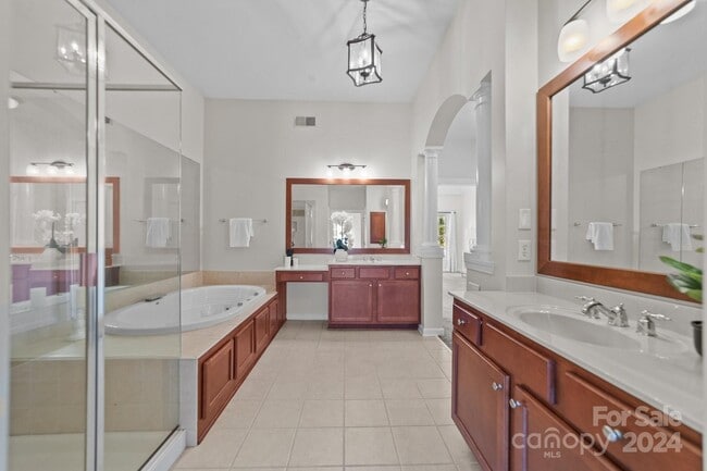 Building Photo - 9440 Wallace Pond Dr
