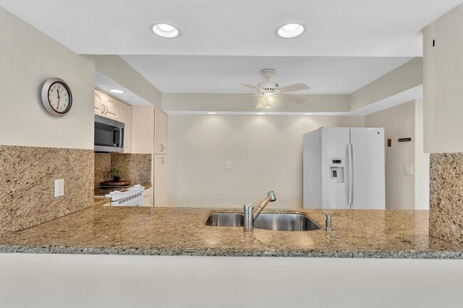 Building Photo - 1150 Hillsboro Mile