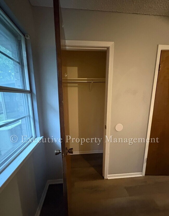 Building Photo - 410 Jeffrey