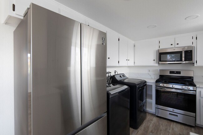 Building Photo - *OPEN HOUSE: 8/23 9-10AM* BEAUTIFUL Remode...