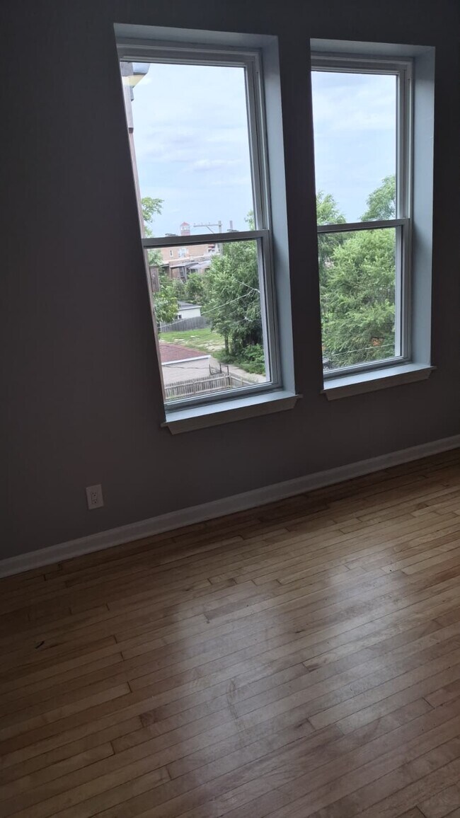 Building Photo - 1555 S Millard Ave