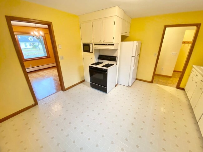 Building Photo - 4 Bedroom Home in Burlington VT Available NOW!