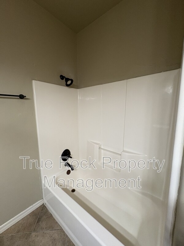 Building Photo - 817 Cypress Dr